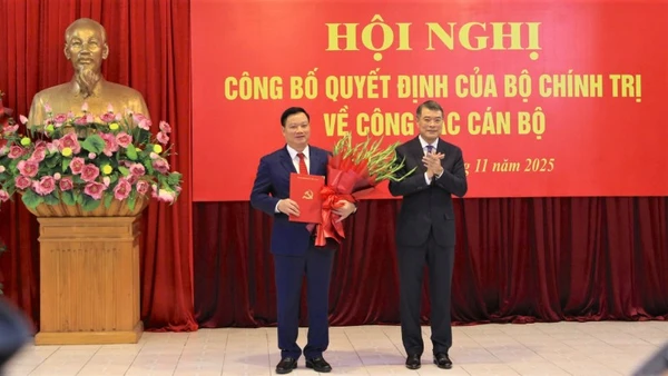 Đồng chí Lê Minh Hưng, Ủy viên Bộ Chính trị, Bí thư Trung ương Đảng, Trưởng Ban Tổ chức Trung ương trao quyết định của Bộ Chính trị, tặng hoa chúc mừng tân Bí thư Tỉnh ủy Nghệ An Nguyễn Khắc Thận.