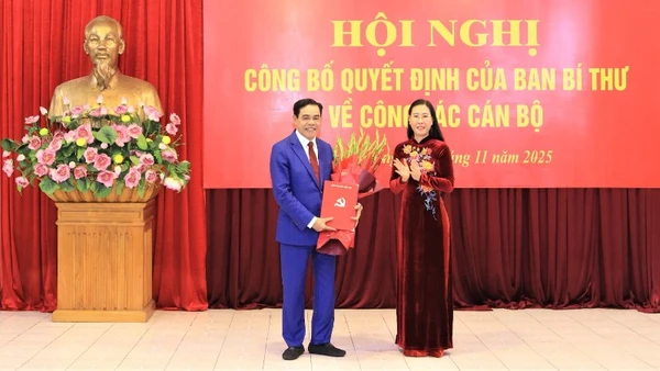 Đồng chí Bùi Thị Quỳnh Vân, Phó Trưởng ban Tổ chức Trung ương trao Quyết định của Ban Bí thư Trung ương Đảng, tặng hoa chúc mừng đồng chí Võ Trọng Hải.