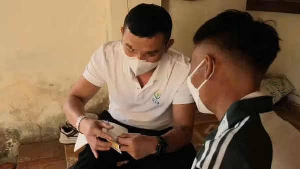 Nhân viên tiếp cận cộng đồng tại xã Quế Phong (Nghệ An) tư vấn, thuyết phục người có nguy cơ cao nhiễm HIV thực hiện xét nghiệm.