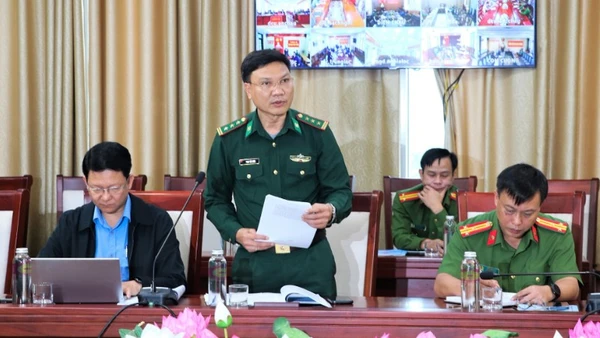 Đại diện Ban Chỉ huy Bộ đội Biên phòng tỉnh Nghệ An phát biểu tham luận tại hội nghị. 