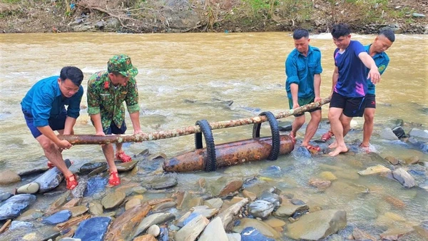 Quả bom có đường kính 30cm, dài 140cm, nặng khoảng 250kg. (Ảnh: TRỌNG KIÊN)