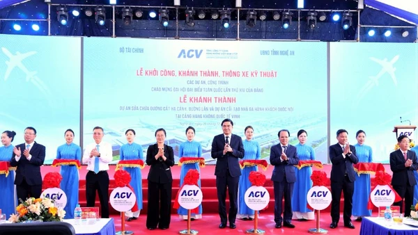 Các đại biểu thực hiện nghi thức khánh thành các hạng mục nâng cấp Cảng hàng không quốc tế Vinh.