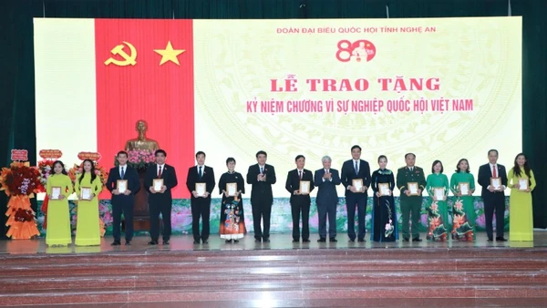 Ủy ban Thường vụ Quốc hội tặng Kỷ niệm chương “Vì sự nghiệp Quốc hội Việt Nam” cho 15 cá nhân; Chủ tịch Ủy ban nhân dân tỉnh Nghệ An tặng Bằng khen cho 11 tập thể và 29 cá nhân có nhiều đóng góp trong hoạt động của Đoàn đại biểu Quốc hội tỉnh.