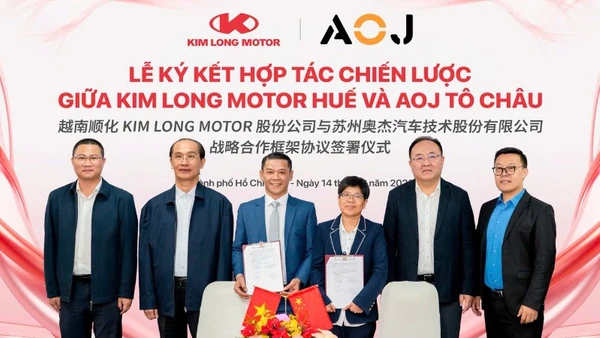 Lãnh đạo hai doanh nghiệp tại lễ ký kết. 