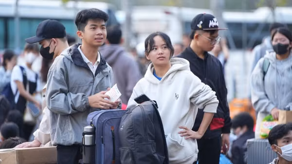 Sinh viên về quê đón Tết sáng 8/2.