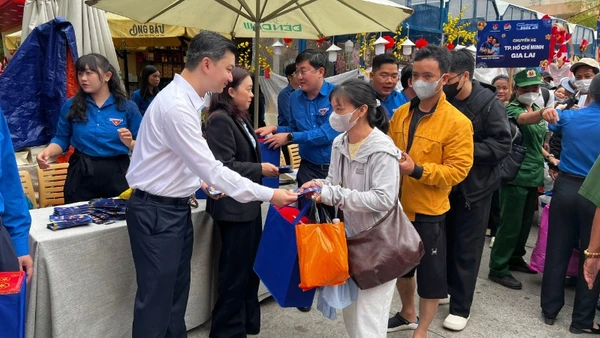 Đại diện Ban Tổ chức trao quà và lì xì cho người dân trước giờ khởi hành về quê đón Tết.