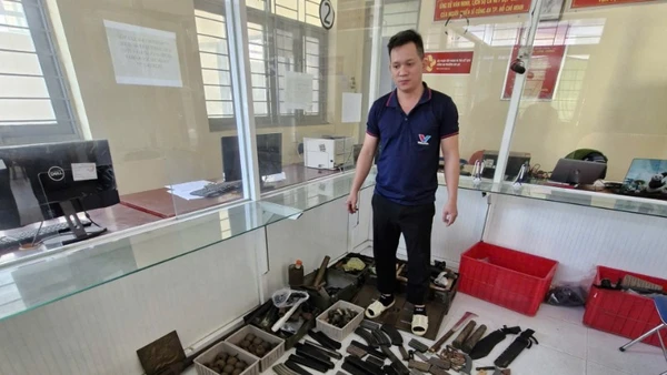 Bị can Nguyễn Thanh Hiếu và các loại vũ khí để buôn bán. 