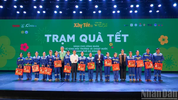 Trao quà Tết cho công nhân vệ sinh môi trường và thoát nước thành phố Đà Nẵng trong chương trình Xây Tết 2026 của Báo Nhân Dân. (Ảnh nhandan.vn)