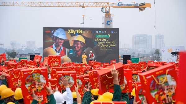 Xây Tết tổ chức trên toàn quốc nhằm tri ân các đóng góp thầm lặng của hơn 33.000 lao động. (Ảnh: Việt Hà)