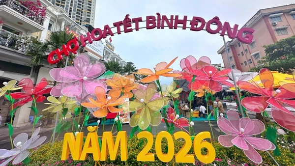 Cổng chào giới thiệu chợ hoa Tết Bình Đông. 