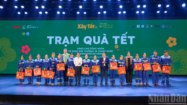 Trao quà Tết cho công nhân vệ sinh môi trường và thoát nước thành phố Đà Nẵng trong chương trình Xây Tết 2026 của Báo Nhân Dân. (Ảnh nhandan.vn)