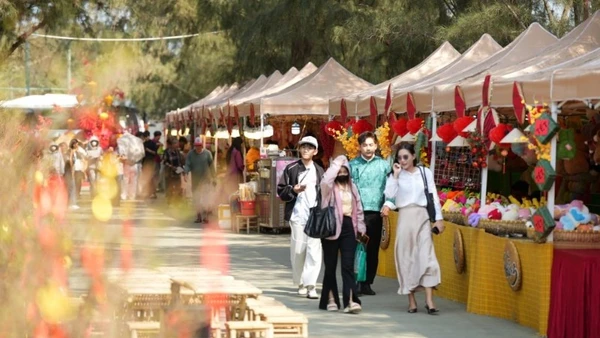 Người dân đến tham quan, chụp ảnh lưu niệm tại lễ hội Xuân Cần Giờ.