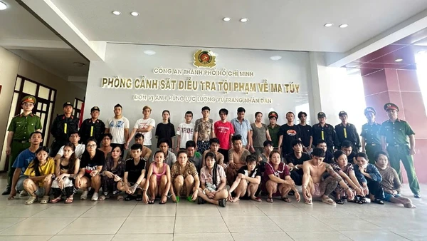 Các đối tượng tại cơ quan chức năng.