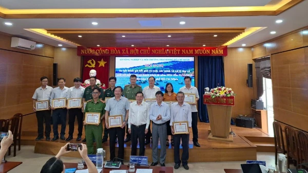 Sở Nông nghiệp và Môi trường Thành phố Hồ Chí Minh khen thưởng các đơn vị hoàn thành xuất sắc nhiệm vụ trong công tác IUU.