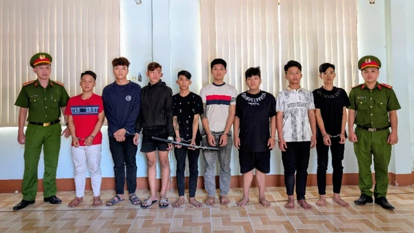 Các đối tượng tại cơ quan chức năng. (Ảnh: Công an cung cấp)