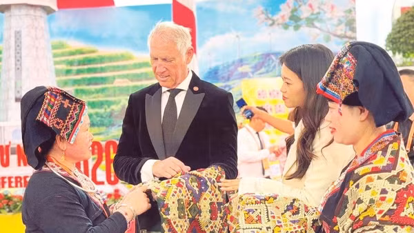 Nhà đầu tư tìm hiểu cơ hội hợp tác đầu tư trong lĩnh vực nông nghiệp, văn hóa tại Hội nghị xúc tiến đầu tư do tỉnh Điện Biên tổ chức (ngày 11/5/2026).