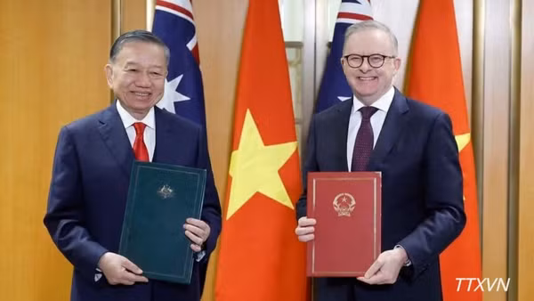 Tổng Bí thư, Chủ tịch nước Tô Lâm và Thủ tướng Australia Anthony Albanese trao Tuyên bố chung. (Ảnh: TTXVN)