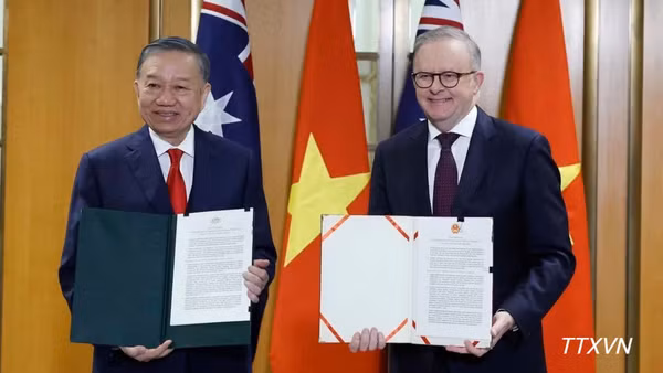 Tổng Bí thư, Chủ tịch nước Tô Lâm và Thủ tướng Australia Anthony Albanese trao Tuyên bố chung. (Ảnh: TTXVN)