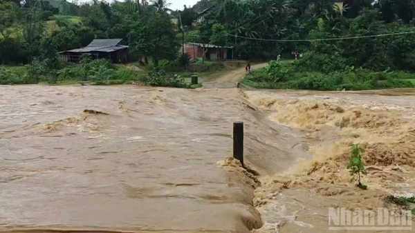 Nhiều ngầm tràn tại xã Hướng Hiệp bị ngập sâu, nước chảy xiết.