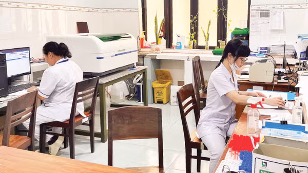 Trung tâm y tế Quân dân y đặc khu Phú Quý chỉ có duy nhất một máy xét nghiệm máu.