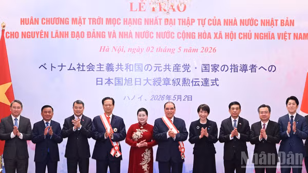 Thủ tướng Lê Minh Hưng và Thủ tướng Nhật Bản Takaichi Sanae cùng các đại biểu chụp ảnh chung.