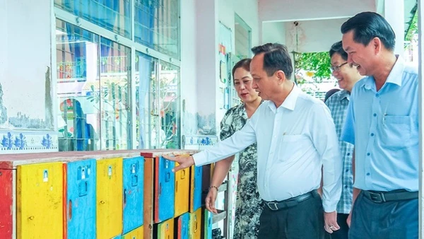 Đồng chí Phạm Văn Thiều (áo dài tay), Phó Bí thư Tỉnh ủy, Chủ tịch Hội đồng nhân dân tỉnh Cà Mau kiểm tra một số cơ sở tại xã Vĩnh Phước. (Ảnh CTV).