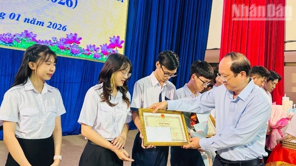 Đồng chí Nguyễn Hồ Hải, Bí thư Tỉnh ủy Cà Mau trao bằng khen của Ủy ban nhân dân tỉnh tặng các sinh viên có thành tích xuất sắc. (Ảnh: TRỌNG DUY)