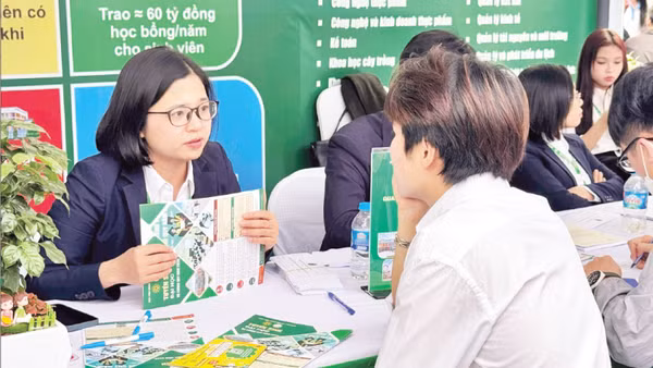 Học sinh tìm hiểu thông tin tuyển sinh tại Ngày hội tư vấn tuyển sinh-hướng nghiệp.