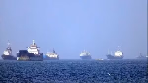Tàu thuyền vận chuyển trên eo biển Hormuz. (Ảnh: THX/TTXVN)