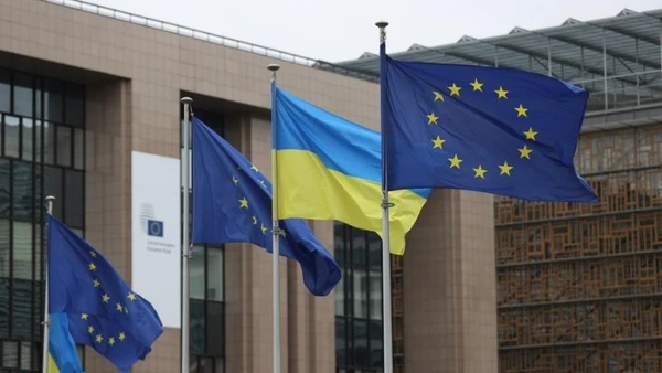 Cờ của Liên minh châu Âu (EU) và Ukraine tại trụ sở EU ở Brussels, Bỉ, ngày 24/2/2025. (Ảnh: Tân Hoa xã)