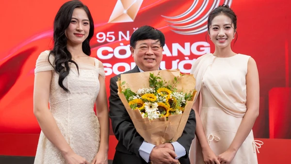 Phó Giáo sư, Tiến sĩ Nguyễn Thế Kỷ, Phó Chủ tịch Hội đồng Lý luận Trung ương tại triển lãm.