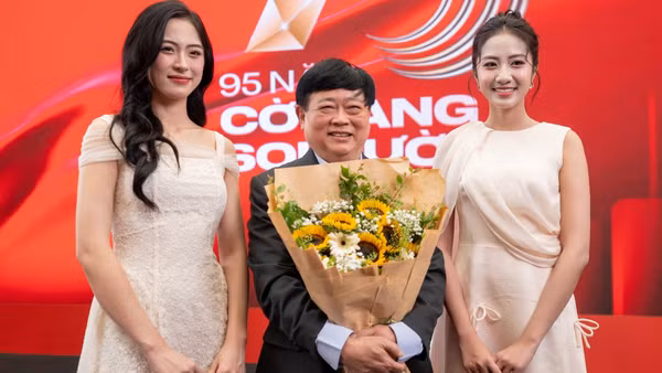 Phó Giáo sư, Tiến sĩ Nguyễn Thế Kỷ, Phó Chủ tịch Hội đồng Lý luận Trung ương tại triển lãm.