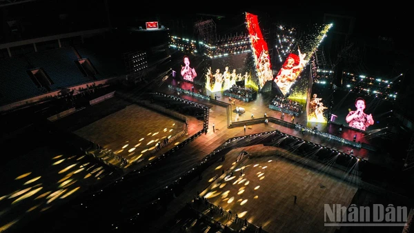 Chương trình nghệ thuật chính luận "Tổ quốc trong tim" của Báo Nhân Dân phối hợp với Thành phố Hà Nội tổ chức. (Ảnh: THÀNH ĐẠT)
