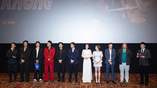 Đoàn làm phim trong buổi chiếu ra mắt "Tử chiến trên không". (Ảnh: Galaxy Studio)
