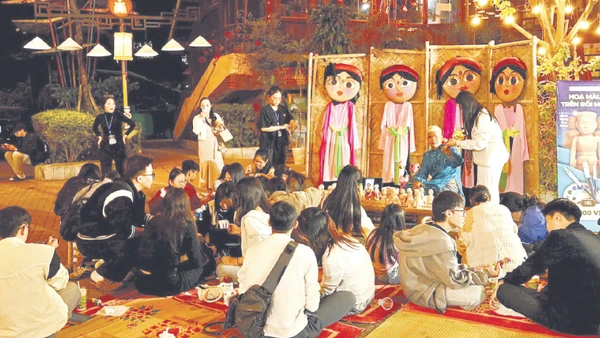 Trải nghiệm tô mầu con rối gỗ giúp công chúng tìm hiểu về cách tạo hình và đặc điểm các nhân vật rối. (Ảnh RỐICONIC)