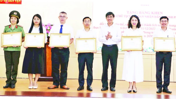 Lãnh đạo thành phố Đà Nẵng trao thưởng các tập thể có thành tích xuất sắc trong triển khai thực hiện Đề án. (Ảnh XUÂN HẬU)