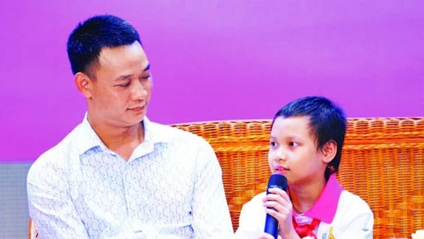 Lê Hà Minh Anh và bố em, người đồng hành cùng cô bé trong những ngày chiến đấu với căn bệnh ung thư.