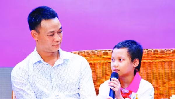 Lê Hà Minh Anh và bố em, người đồng hành cùng cô bé trong những ngày chiến đấu với căn bệnh ung thư.