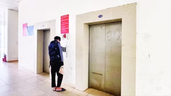 Một thang máy tại tòa nhà CT1-B hư hỏng.