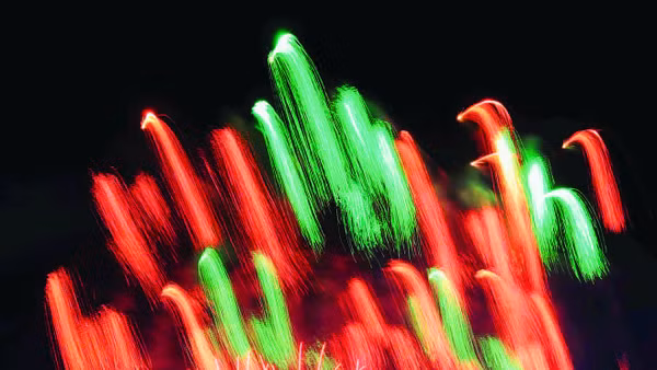 Màn trình diễn pháo hoa giữa hai đội Bồ Đào Nha và Vương quốc Anh.