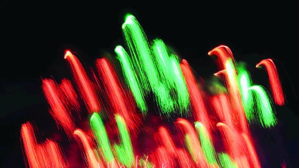 Màn trình diễn pháo hoa giữa hai đội Bồ Đào Nha và Vương quốc Anh.