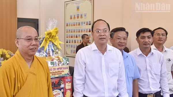 Đồng chí Bí thư Tỉnh ủy Cà Mau (thứ hai, trái sang) cùng các đồng chí lãnh đạo tỉnh thăm chùa Long Phước (thuộc địa phận phường Vĩnh Trạch).