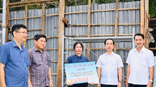 Đồng chí Hồ Thanh Thủy, Phó Bí thư Tỉnh ủy, Chủ tịch Ủy ban Mặt trận Tổ quốc Việt Nam tỉnh Cà Mau (thứ hai, từ trái sang) trao số tiền 40 triệu đồng của tỉnh cho một hộ ở xã Vĩnh Phước. (Ảnh: Xã Vĩnh Phước cung cấp)