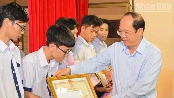 Ủy viên Ban Chấp hành Trung ương Đảng, Bí thư Tỉnh ủy Cà Mau Nguyễn Hồ Hải tặng bằng khen và phần thưởng của Ủy ban nhân dân tỉnh cho em Trần Nhật Tân, đã đoạt giải Nhì môn Tin học quốc gia và được ưu tiên xét tuyển thẳng vào đại học năm 2026. (Ảnh do thầy Dương Bình, Hiệu trưởng Trường Trung học phổ thông Chuyên Bạc Liêu cung cấp).