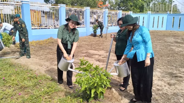 Đồng chí Trương Ngọc Thảo (bìa trái), Bí thư Đảng ủy xã Châu Thới (Cà Mau) cùng các đồng chí lãnh đạo xã tại lễ phát động phong trào trồng cây "Đời đời nhớ ơn Bác Hồ" năm 2026. (Ảnh: VĂN MẪN).