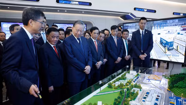 Tổng Bí thư, Chủ tịch nước Tô Lâm và các đại biểu tại Trung tâm hợp tác ứng dụng AI Trung Quốc-ASEAN. (Ảnh: Thống Nhất/TTXVN)
