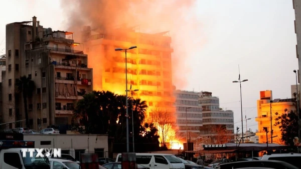 Tòa nhà bị phá hủy sau vụ không kích của lực lượng Israel xuống khu vực Bachoura thuộc Beirut, Liban ngày 12/3. (Ảnh: THX/TTXVN)