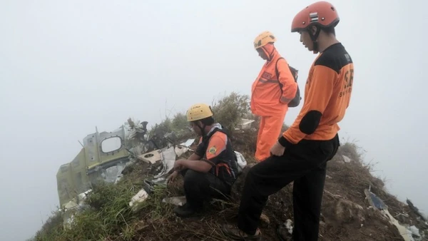 Hiện trường vụ rơi máy bay trên núi Bulusaraung, Nam Sulawesi, Indonesia. (Ảnh: THX/TTXVN)