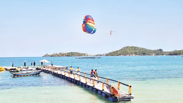Du khách trải nghiệm dù lượn Hai Bờ Đập, thuộc quần đảo Nam Du.