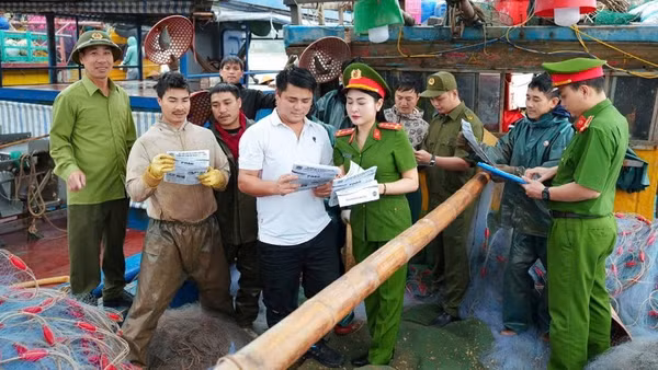 Tuổi trẻ Công an Hưng Yên triển khai phong trào thi đua “Ba nhất” với hàng trăm hoạt động, công trình, phần việc hướng mạnh về cơ sở, thực hiện hóa tinh thần “gần dân nhất”. (Ảnh: PHẠM CƯỜNG)